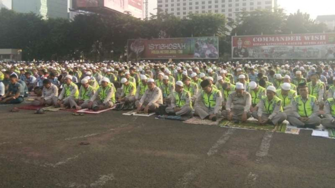 Istighozah di Lapangan Mapolda Metro Jaya, Sabtu, 26 November 2016