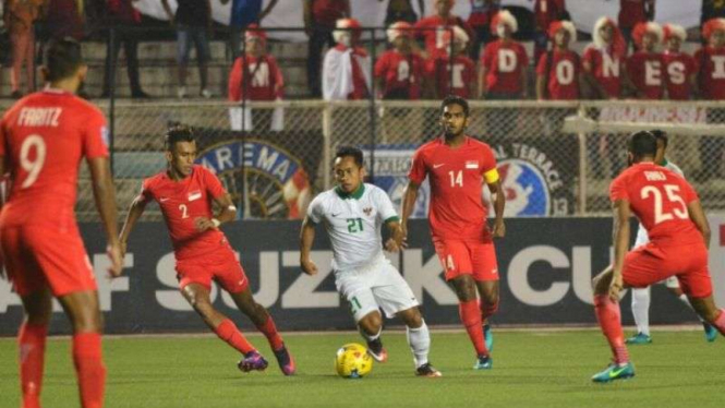 Pemain Timnas Indonesia, Andik Vermansyah, melawan Singapura