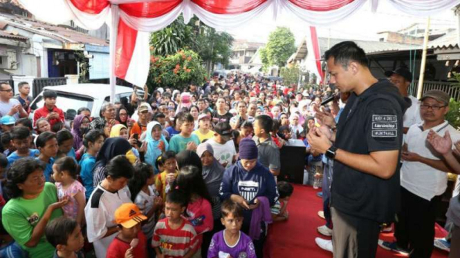 Agus Harimurti Yudhoyono, melepas peserta jalan santai di Kelurahan Manggarai.