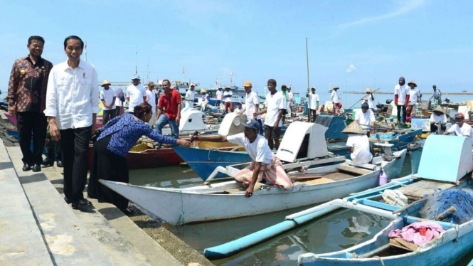 Presiden Joko Widodo di pelabuhan Untia di Makassar.