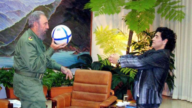 Mantan Presiden Kuba, Fidel Castro bersama Diego Maradona