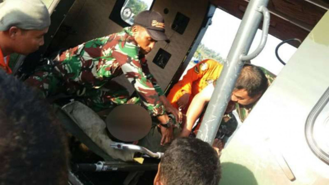 Proses evakuasi korban Heli Bell 412 yang jatuh di Malinau, Kalimantan Utara