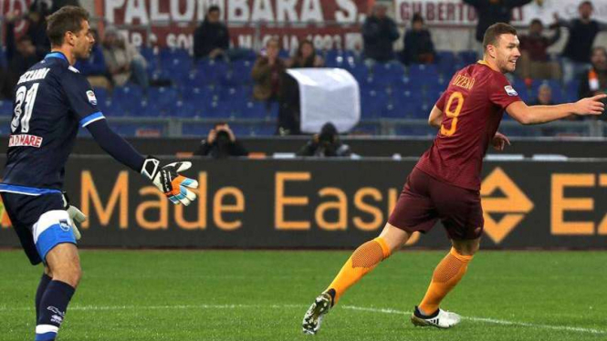 Penyerang AS Roma, Edin Dzeko (kanan)