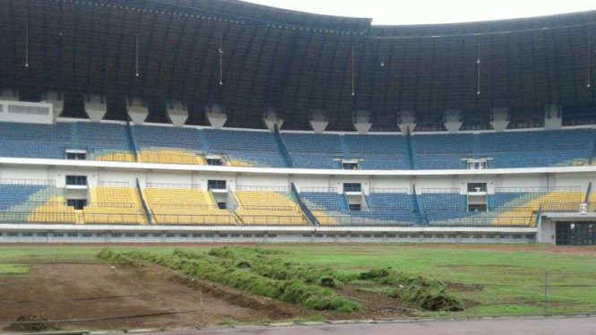 Kondisi rumput Stadion Gelora Bandung Lautan Api (GBLA)