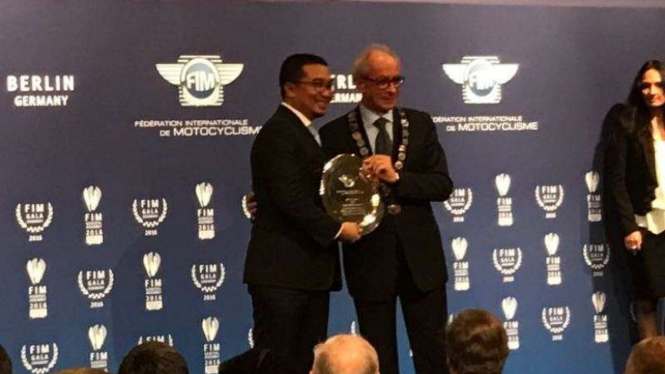 Ketua Ikatan Motor Indonesia, Sadikin Aksa, dapat penghargaan FIM