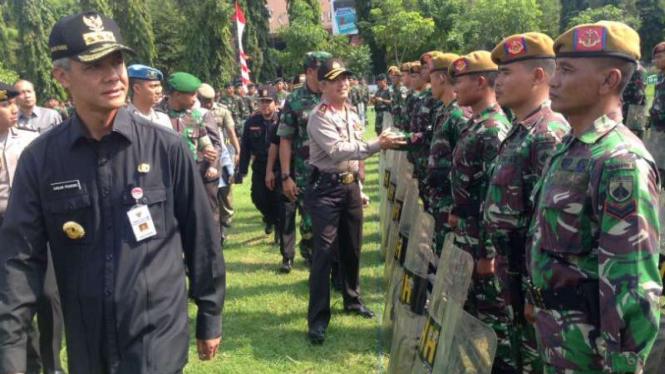 Gubenur Jawa Tengah, Kepala Polda Jawa Tengah, dan Panglima Kodam Diponegoro dalam apel pasukan menjelang demonstrasi 2 Desember di Semarang pada Senin, 28 November 2016.