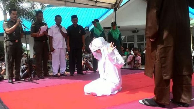  Sepasang remaja laki-laki dan perempuan yang terbukti berzina dihukum cambuk di sebuah masjid di Kota Banda Aceh, Aceh, pada Senin, 28 November 2016.