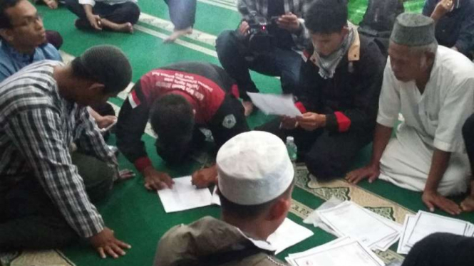 Sejumlah warga Kota Padang, Sumatera Barat, mendaftar berangkat ke Jakarta untuk berdemonstrasi bertajuk Aksi Bela Islam III pada Jumat, 2 Desember 2016.