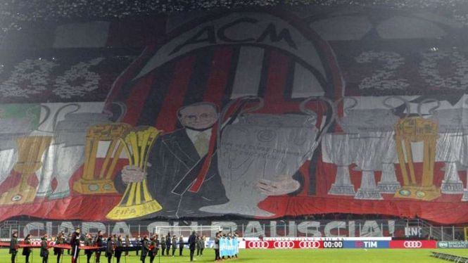 Spanduk raksasa AC Milan dibentangkan suporter di San Siro