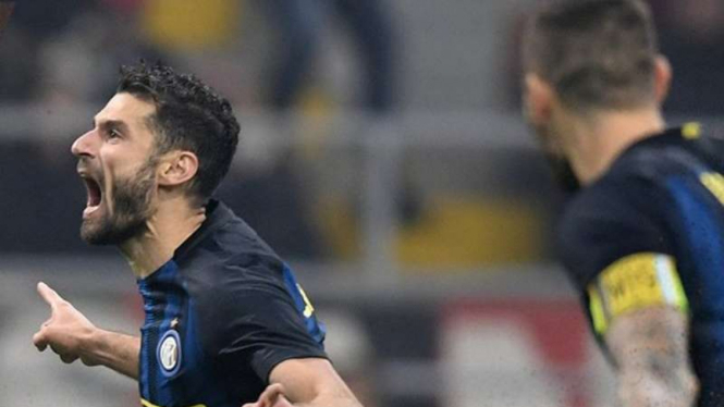 Pemain Inter Milan, Antonio Candreva, melakukan selebrasi usai mencetak gol