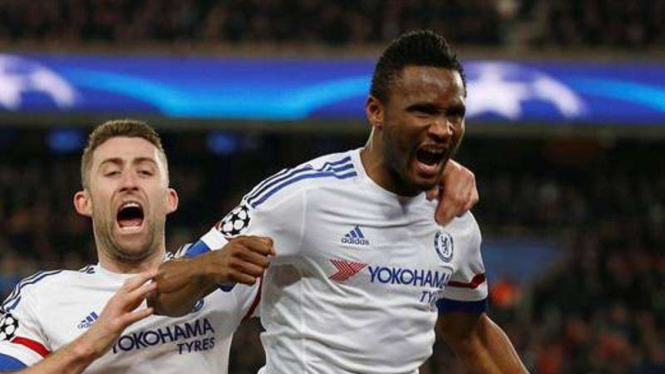 Gelandang Chelsea, John Obi Mikel (kanan)