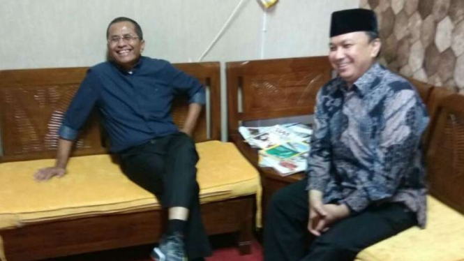 Mantan Menteri Badan Usaha Milik Negara, Dahlan Iskan (kiri), di ruang tunggu sidang Pengadilan Tindak Pidana Korupsi Surabaya pada Selasa, 29 November 2016.