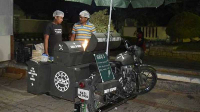 Motor Royal Enfield yang digunakan untuk berjualan makanan barbekyu.