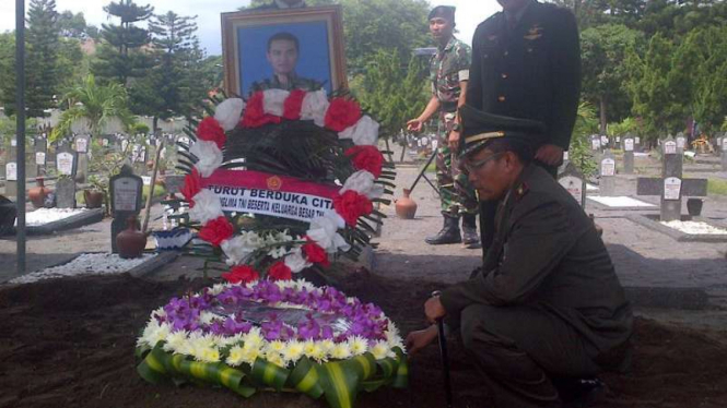 Upacara pemakaman jenazah Letnan Satu CPN Gunas Sasmita Aji, korban helikopter jatuh, di Taman Makam Pahlawan Kusumanegara, Yogyakarta, pada Selasa siang, 29 November 2016.