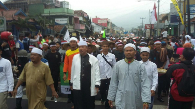 Ribuan Santri Tasikmalaya berjalan ke Jakarta untuk Aksi 212.