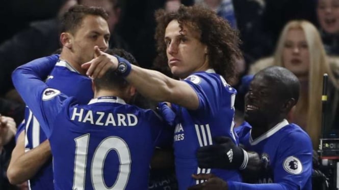Para pemain Chelsea merayakan gol