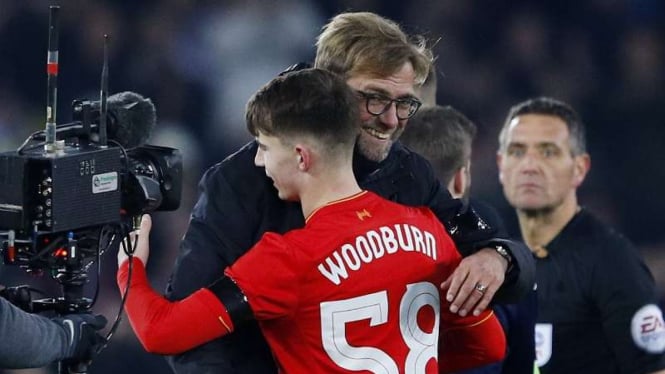 Juergen Klopp memeluk pemain muda Liverpool, Ben Woodburn.