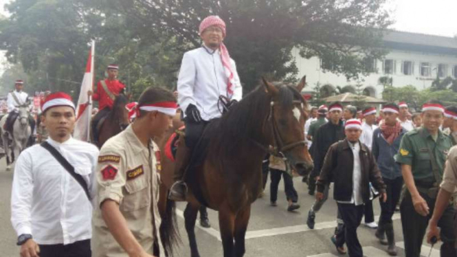 Penceramah Abdulah Gymnastyar alias Aa Gym mengikuti Apel Nusantara Bersatu di halaman di Gedung Sate, Kota Bandung, Jawa Barat, pada Rabu, 30 November 2016.