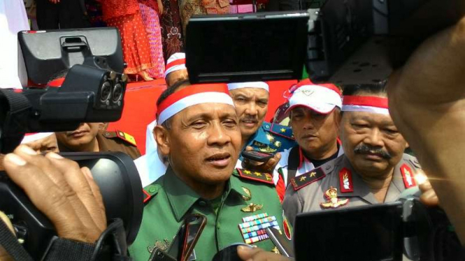 Pangdam V Brawijaya, Mayjen TNI I Made Sukadana; dan Kapolda Jatim Irjen Pol Anton Setiadji saat Apel Nusantara Bersatu di Lapangan Kodam di Surabaya, pada Rabu, 30 November 2016.
