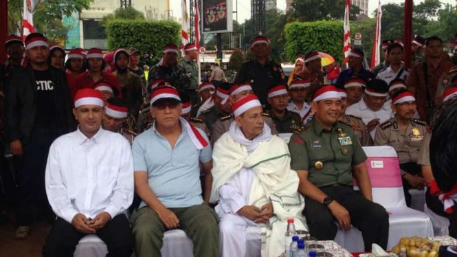 Musikus Iwan Fals (duduk-kedua dari kiri) dalam kegiatan Apel Nusantara Bersatu di Lapangan Pancasila, Simpang Lima Semarang, Jawa Tengah, pada Rabu, 30 November 2016.