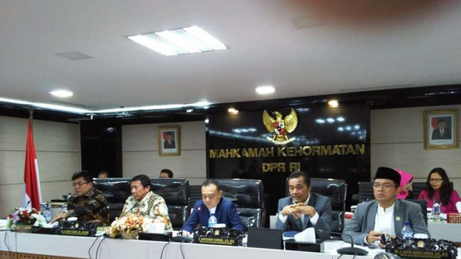 MKD umumkan sanksi untuk Ketua DPR Ade Komarudin.