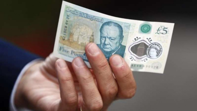 Uang Inggris senilai lima pound sterling yang menjadi masalah.