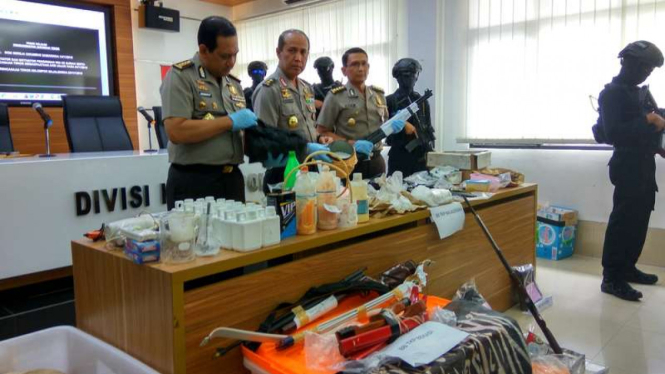 Kepolisian Republik Indonesia menunjukkan barang bukti peracik bom yang didapat di kediaman terduga teroris di Majalengka Jawa Barat, Rabu (30/11/2016)