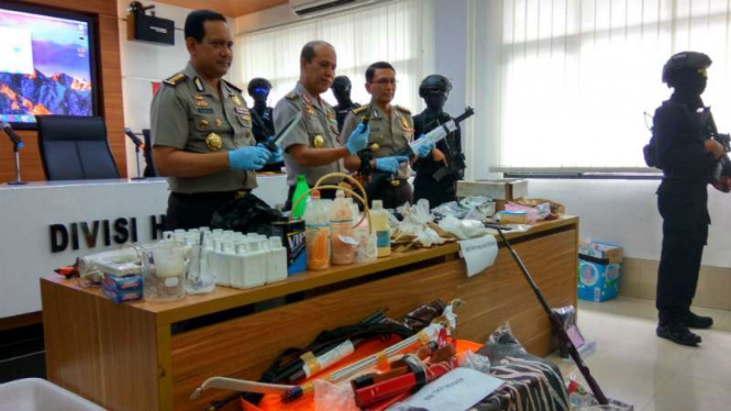 Mabes Polri menunjukkan sejumlah barang bukti bahan peledak dari kelompok teroris yang ditangkap di Majalengka, Jawa Barat, Rabu, 30 November 2016.