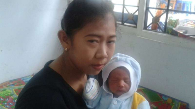 Huntara, bayi yang lahir di lokasi pengungsian korban banjir bandang di Kabupaten Garut Jawa Barat. Huntara merupakan akronim dari hunian sementara, Rabu (30/11/2016)