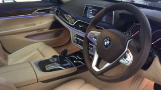 Perbedaan BMW 7 Series Lokal dan Impor