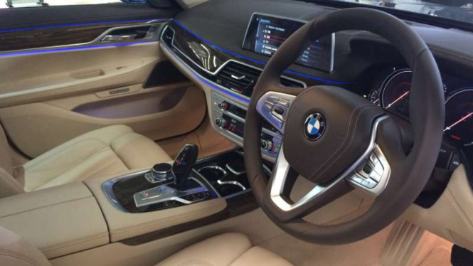 Interior BMW 730Li rakitan dalam negeri.