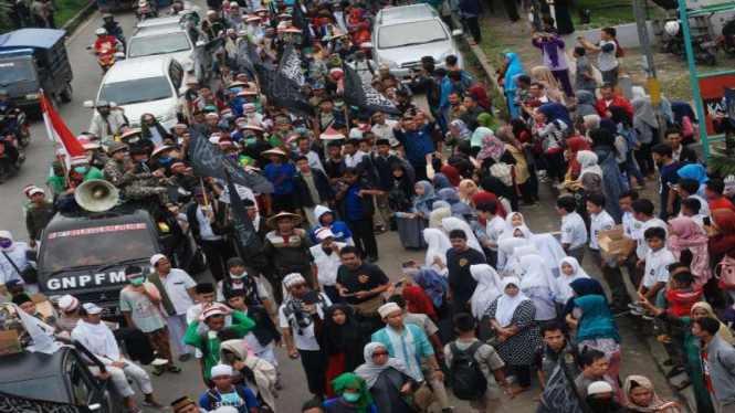 Peserta aksi Bela Islam 212 Jilid III berjalan kaki dari Ciamis tiba di Bandung