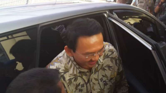 Tersangka Kasus penistaan agama Basuki Tjahaja Purnama tiba di Mabes Polri