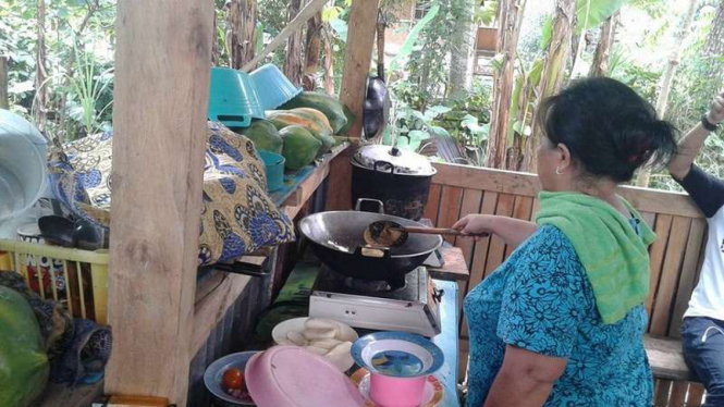 Warga Desa Tumaluntung Kabupaten Minahasa Utara memanfaatkan penggunaan biogas dari kotoran babi untuk keperluan rumah tangga, Kamis (1/12/2016)
