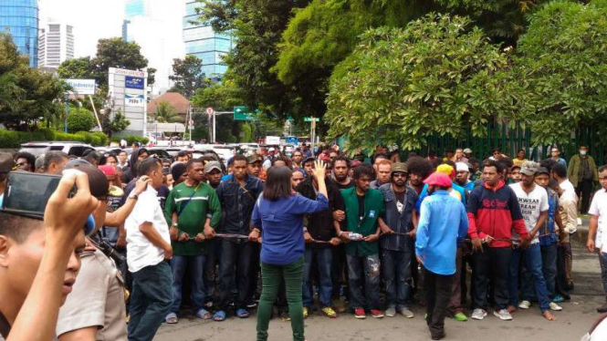 Puluhan orang dari  Aliansi Mahasiswa Papua demonstrasi di kawasan HI, Jakarta