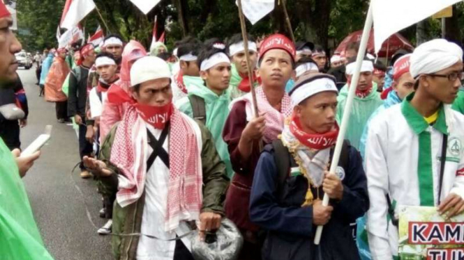 Warga Bogor berjalan kaki menuju Monas guna mengikuti Aksi Bela Islam III