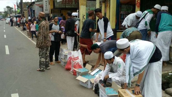 Warga Depok memberi dukungan logistik untuk pejalan kaki yang menuju Monas