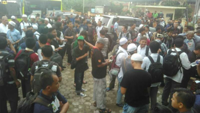 Ribuan orang anggota Gerakan Nasional Pembela Fatwa-Majelis Ulama Indonesia (GNPF-MUI) asal Lampung yang tertahan lantaran bus pengangkutnya batal berangkat, Kamis (1/12/2016)