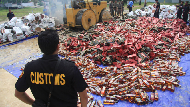Bea Cukai Riau, Sumbar musnahkan rokok dan miras ilegal senilai Rp14 miliar.