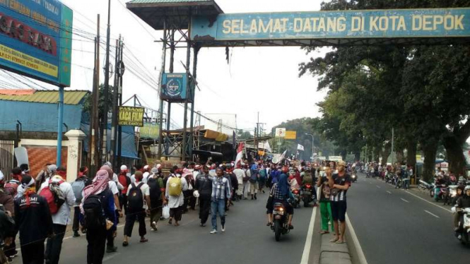 Ribuan simpatisan aksi damai bertajuk Bela Islam III yang berjalan dari Bogor tiba di Kota Depok, Jawa Barat, pada Kamis 1 Desember 2016.