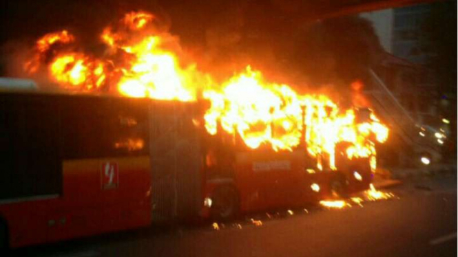 Bus Transjakarta terbakar di Jalan MT Haryono, Cawang, Jakarta Timur