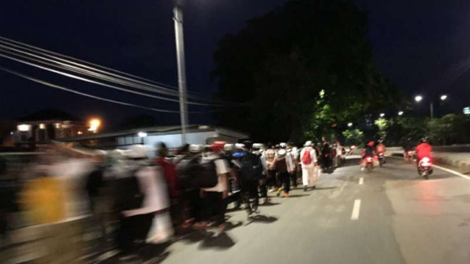 Massa melakukan longmarch di Jalan Perintis Kemerdekaan