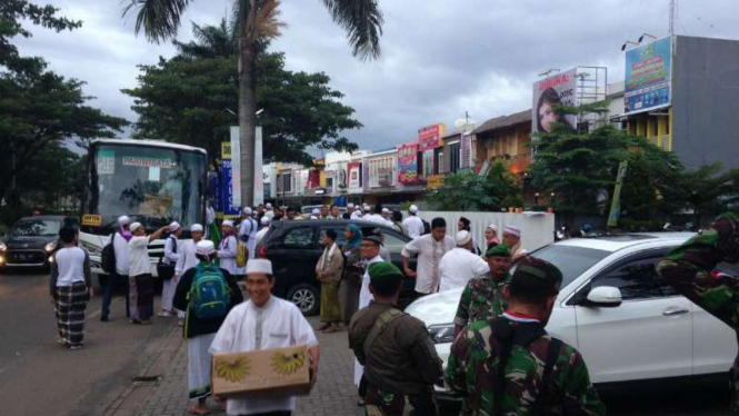 Peserta aksi 212 dari Tangerang berangkat ke Monas