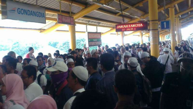 Peserta Aksi Bela Islam III memadatai Stasiun Gondangdia untuk menuju Monas.