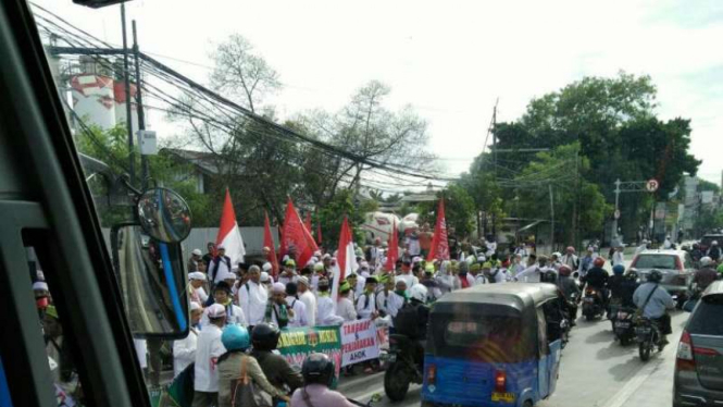 Massa aksi 212 berjalan di Jalan Daan Mogor, Jakarta, 2 Desember 2016