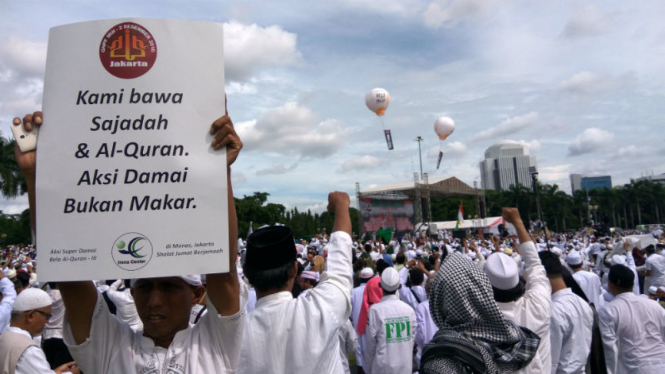 Aksi ribuan umat muslim Indonesia saat memprotes penistaan agama yang dilakukan Gubernur DKI Jakarta nonaktif Basuki Tjahaja Purnama atau Ahok beberapa watu lalu