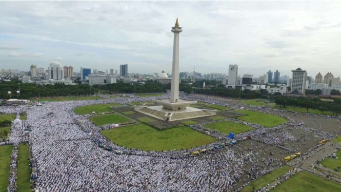Aksi unjuk rasa bela Islam di lapangan Monumen Nasional Jakarta, 2 Desember 2016.