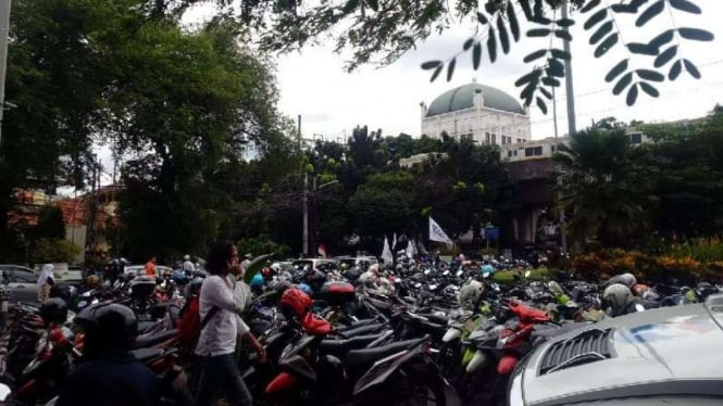 Sepeda motor terparkir di kawasan Menteng, Jakarta, Jumat, 2 Desember 2016.
