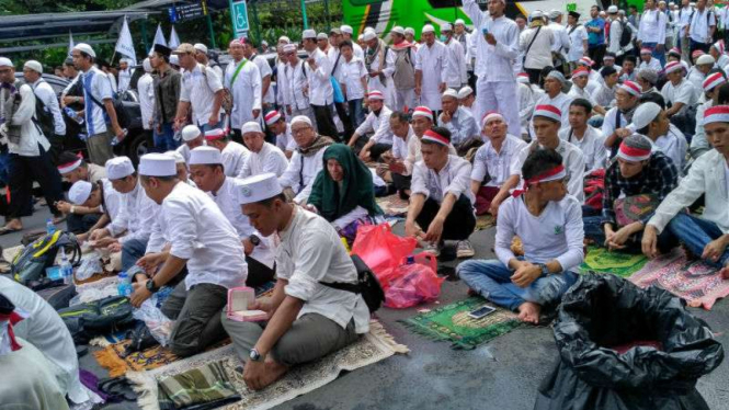 Massa aksi damai 212 gelar sajadah di Jalan Medan Merdeka Barat