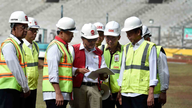 Presiden Jokowi saat meninjau kondisi Stadion Gelora Bung Karno beberapa waktu lalu